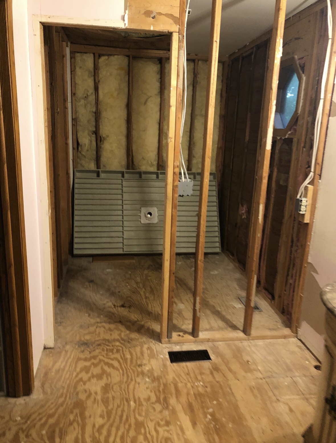 Crystal Lake, IL bathroom before remodel